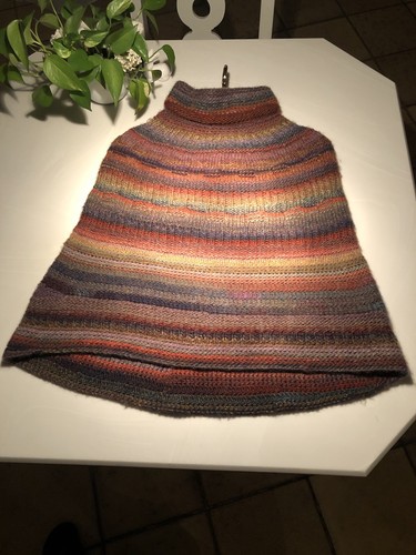 Handgestrickter poncho cape - handgestrickter,